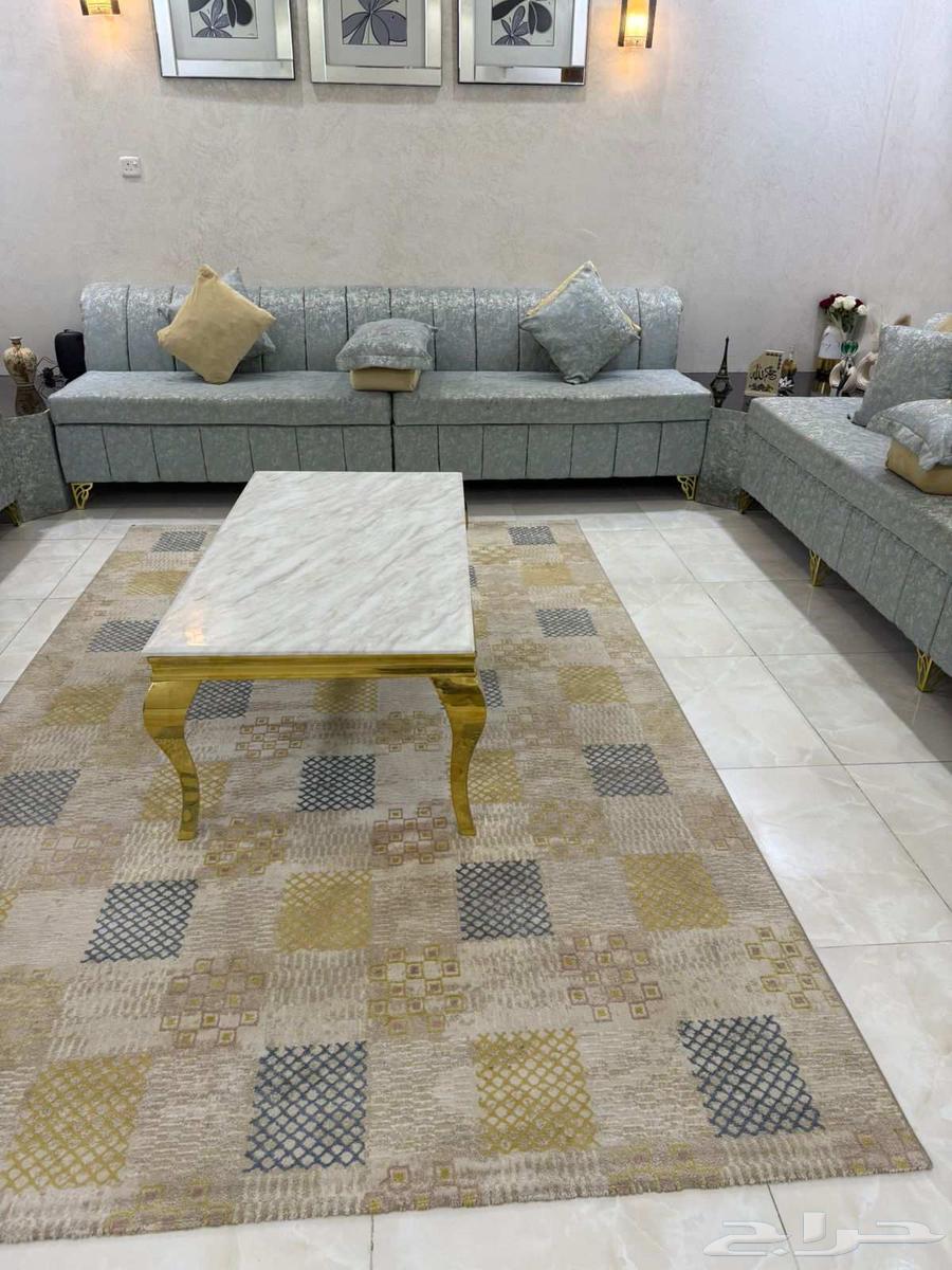 Almost new sofa set with no damage, includes table, mat, and curtain63761804721795110