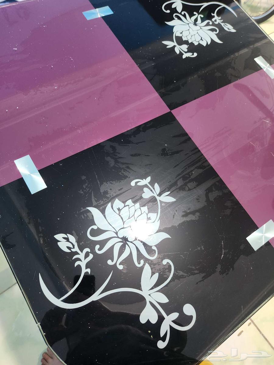 طاولة بلون البنفسجي والأسود نظيفة على السوم63771793879426113