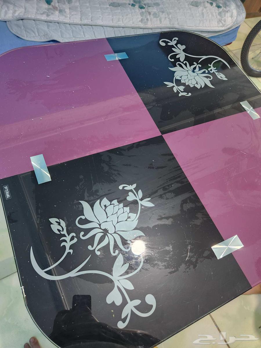 طاولة بلون البنفسجي والأسود نظيفة على السوم63771793879426114