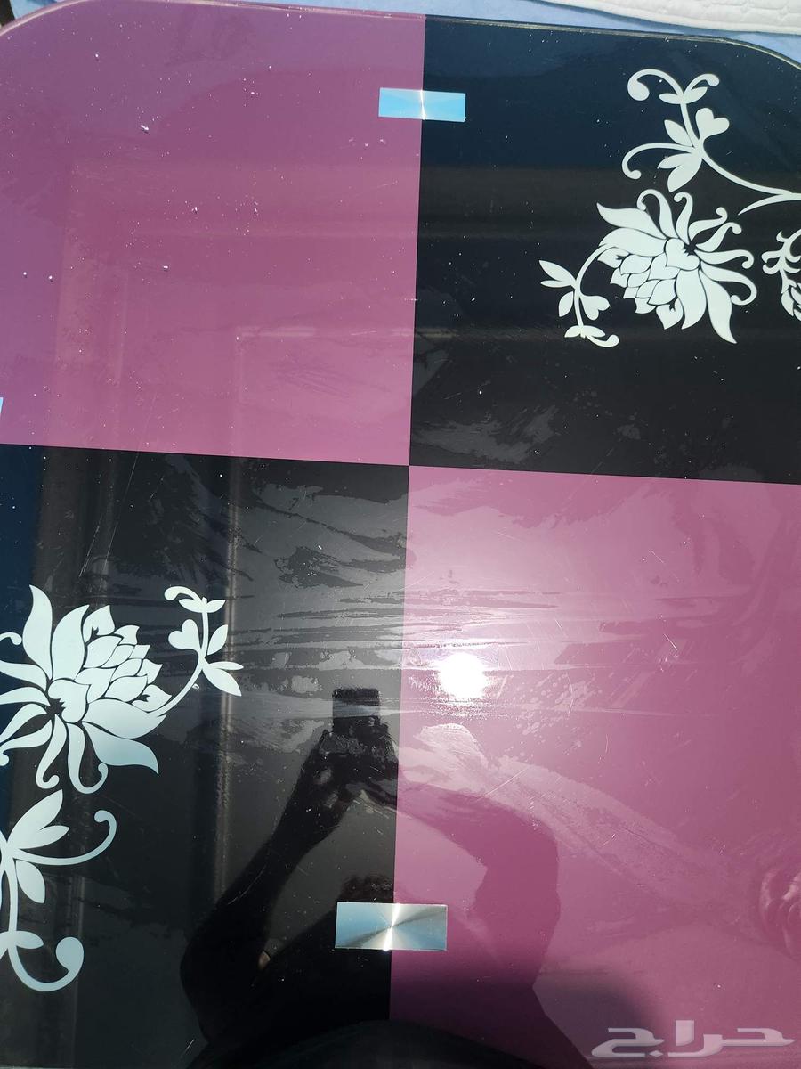 طاولة بلون البنفسجي والأسود نظيفة على السوم63771793879426111