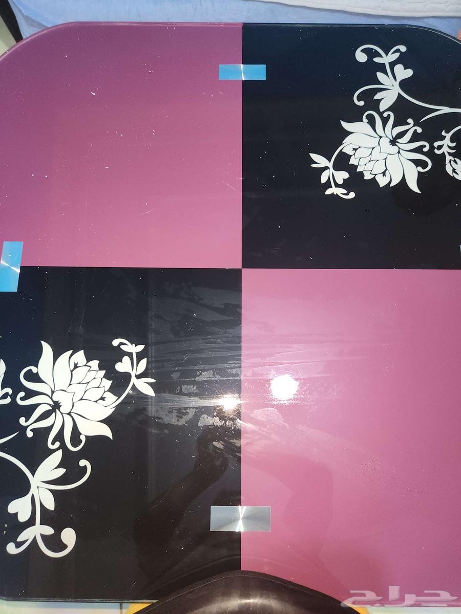 طاولة بلون البنفسجي والأسود نظيفة على السوم63771793879426110