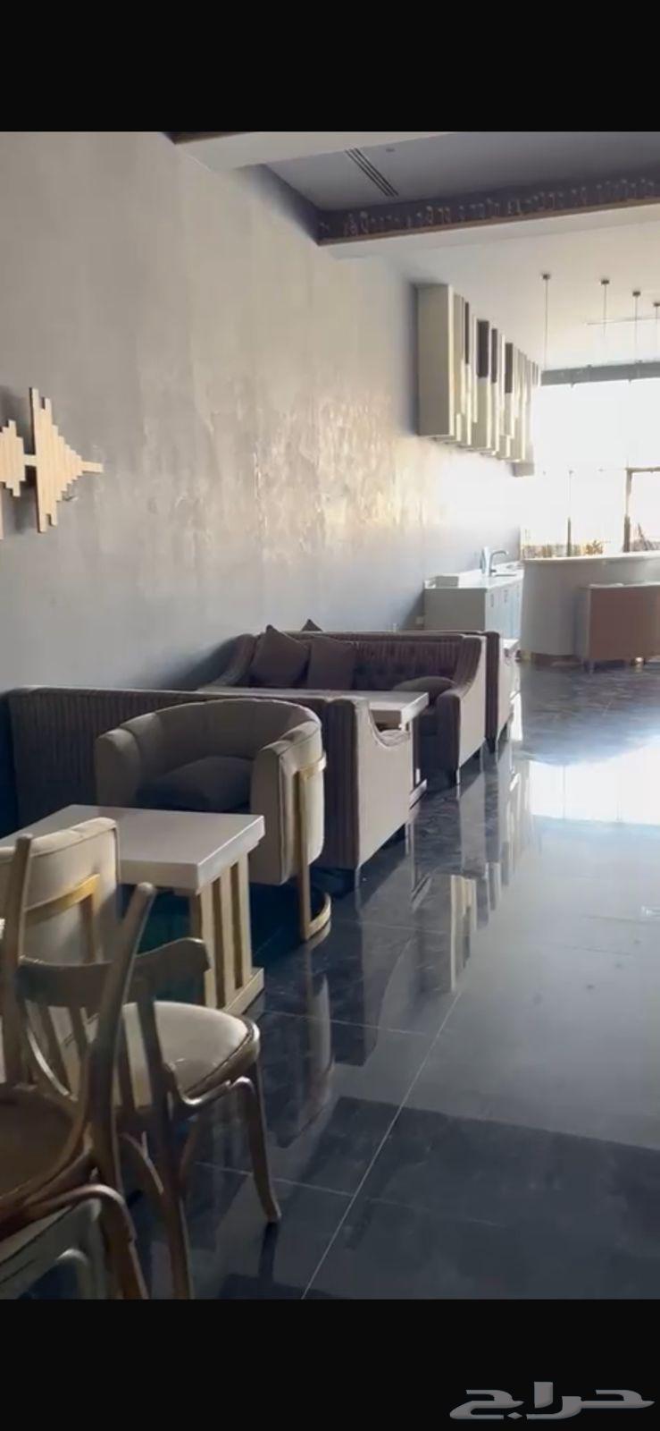 كنب مقهى شبه جديد للبيع مع طاولات63763564187650113