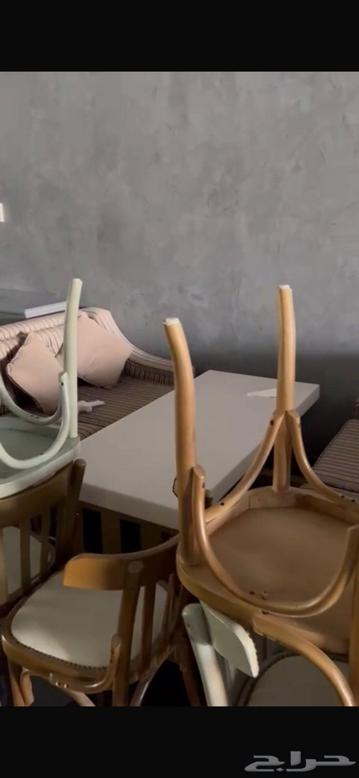 كنب مقهى شبه جديد للبيع مع طاولات63763564187650110