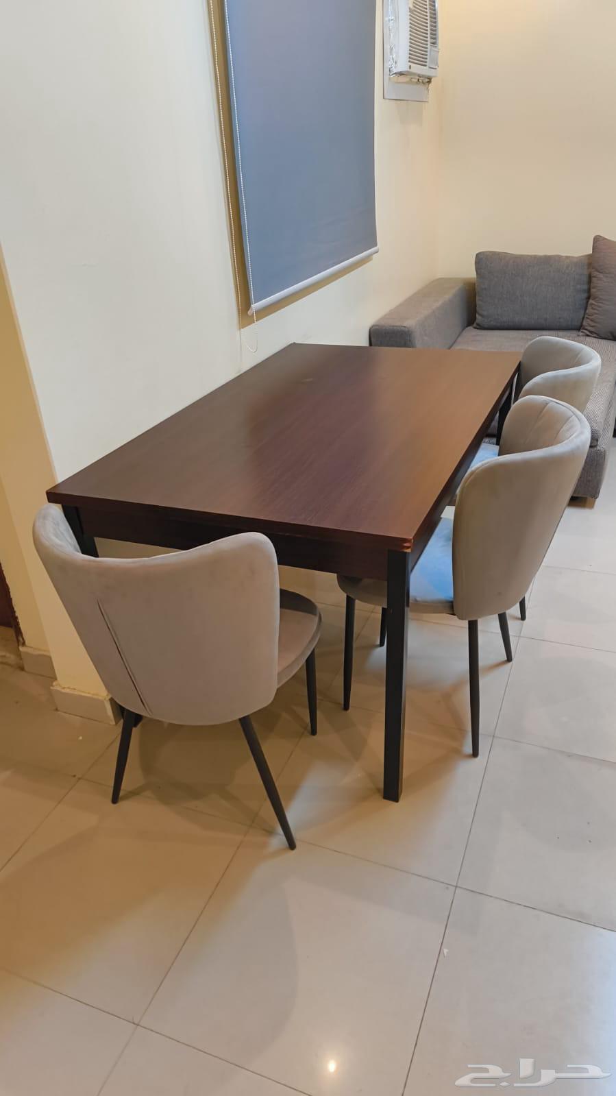 Corner sofa and dining table63762886215809111