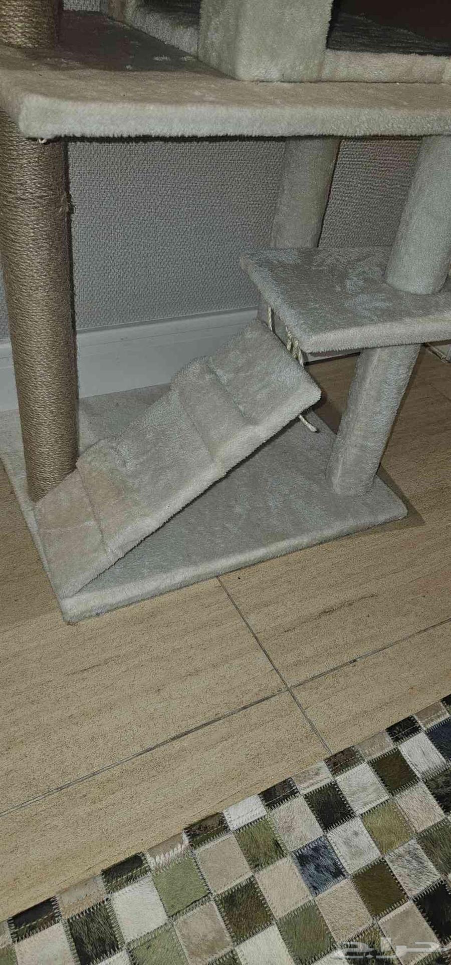 A large and beautiful cat tree house with a scratching pad63761902294658114