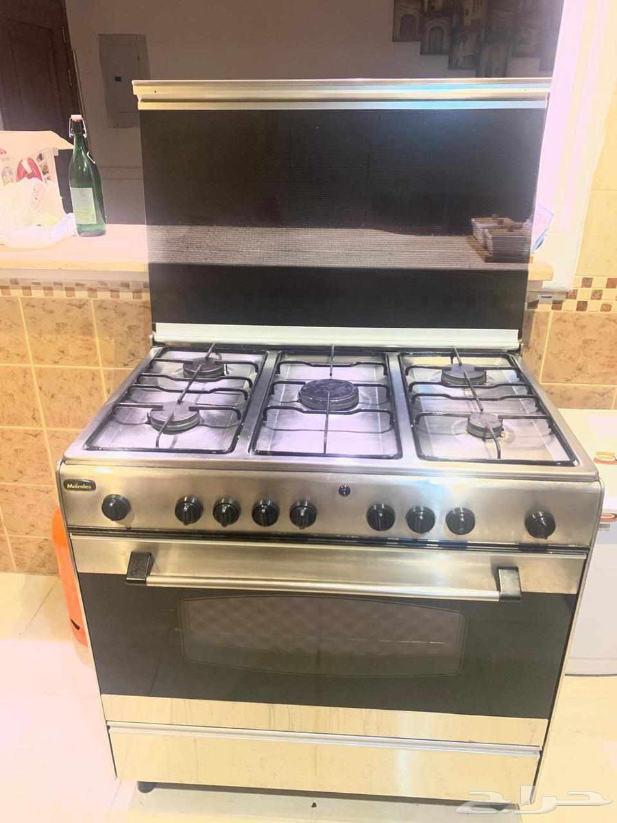 أثاث للبيع في جدة غرفة نوم وتلفزيون وفرن وطاولة طعام63733767949057113