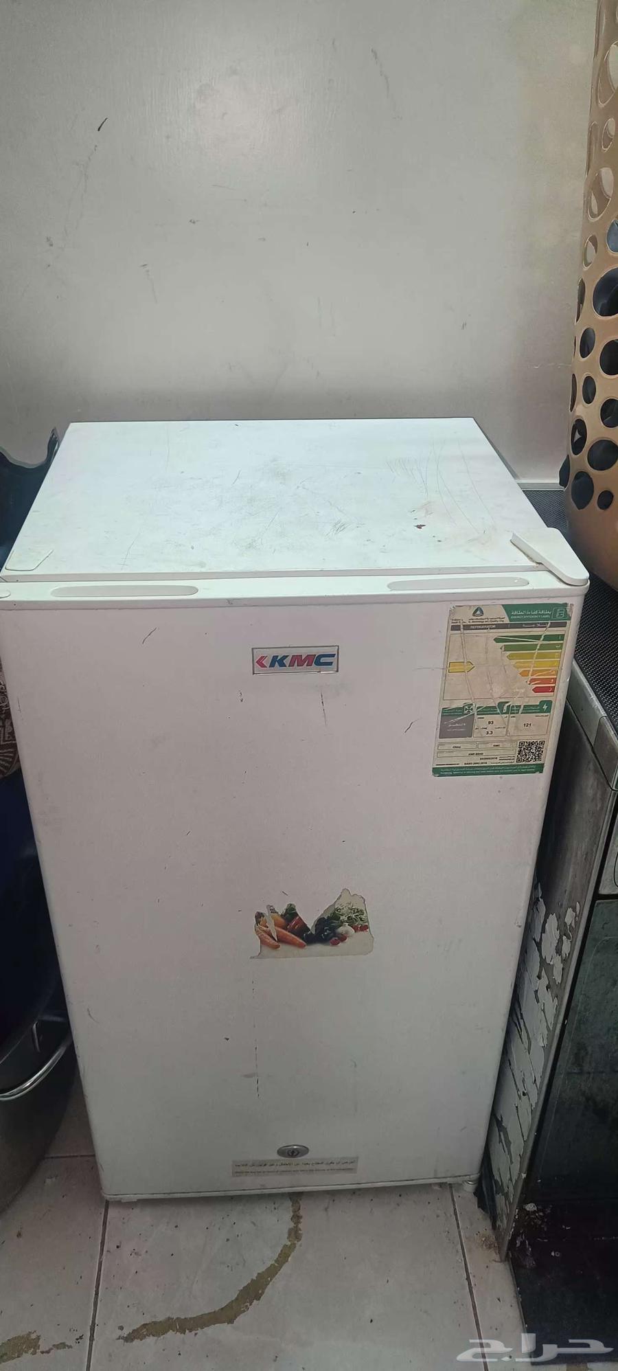 A set of 13 pieces with 3 sofas and a new small refrigerator that needs cleaning63787365799170112
