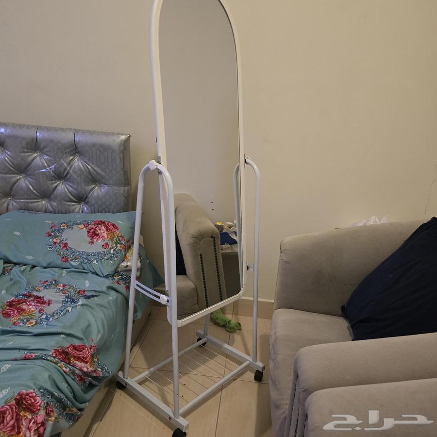 Mirrors, electric vacuum cleaner, microwave, and TV table, each item 100 riyals63782294197507113