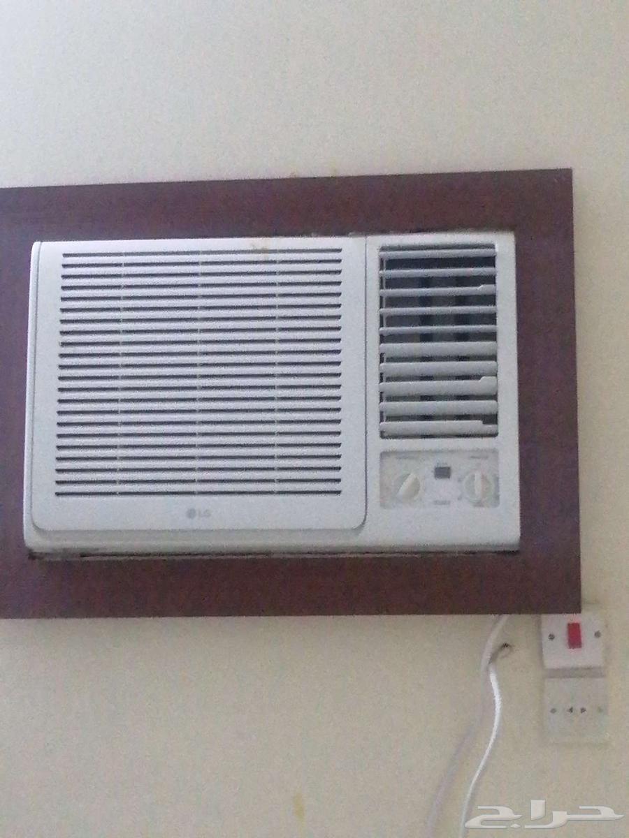 There are 3 energy-saving air conditioners, 18 small bottles, 2 LG and one Carrier63774595262082112