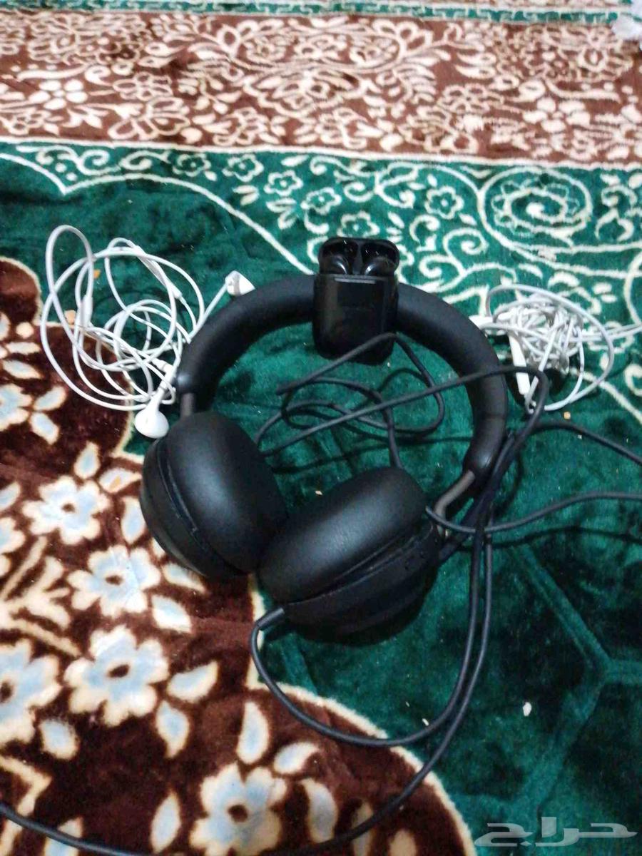 Four headphones, two iPhone earbuds, one Bluetooth headphone, and one tablet headphone63783558294017110