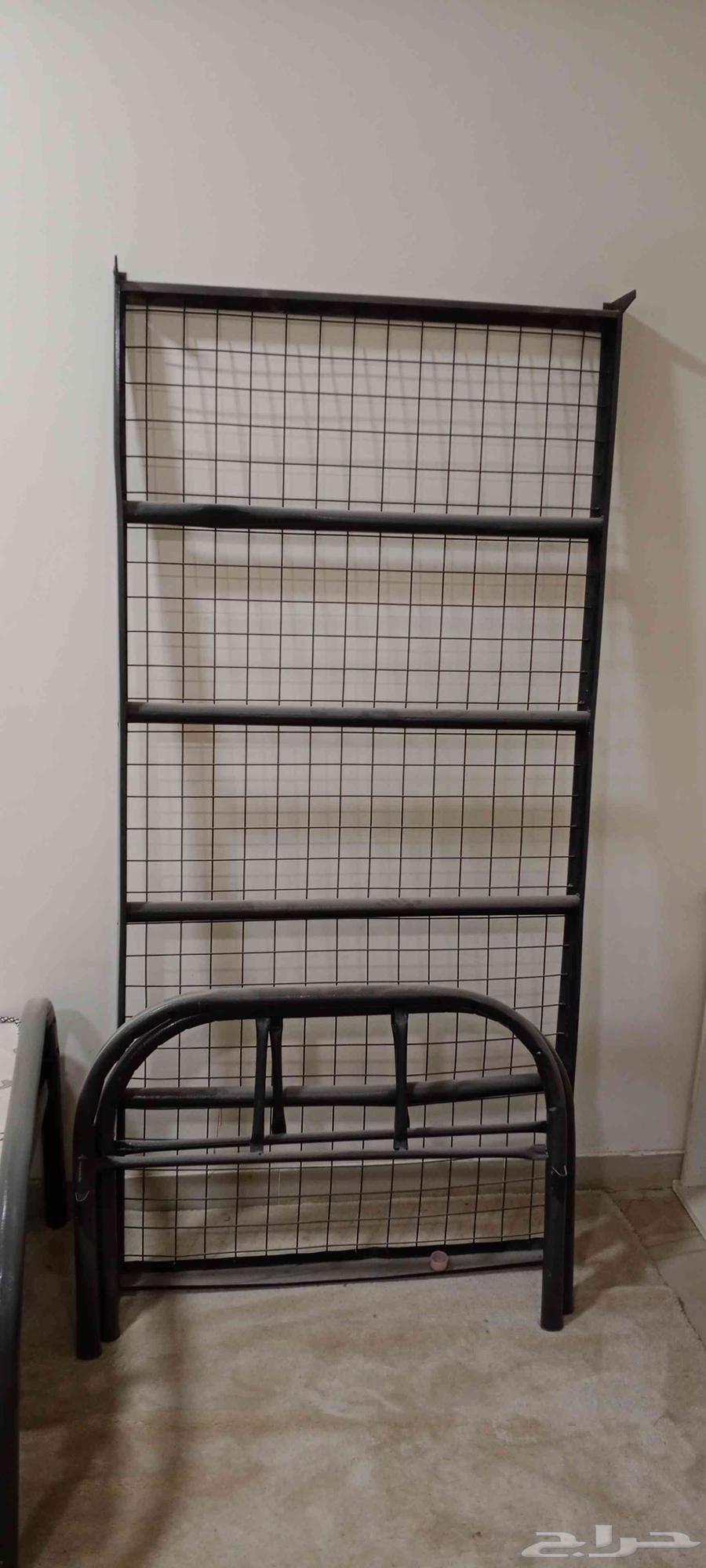 3 iron single beds for 450, 3 single mattresses for 150, one desk for63775897547523111