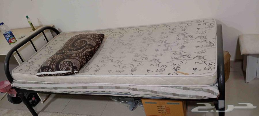 3 iron single beds for 450, 3 single mattresses for 150, one desk for63775897547523110