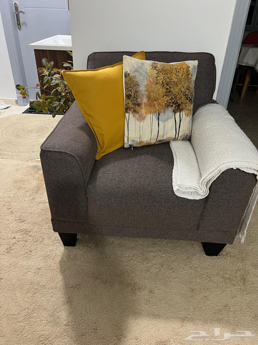 A very clean three-piece sofa with no defects, cracks, or damages63778972178178112
