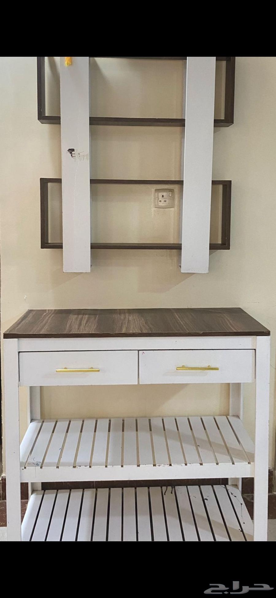 Two tables for sale, the first for 100 and the second for 10063797890193410112