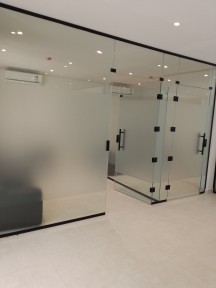 فني تركيب زجاج سكريت وتركيب استيكرات ثلجي63382036735235113