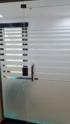 فني تركيب زجاج سكريت وتركيب استيكرات ثلجي63382036735235112