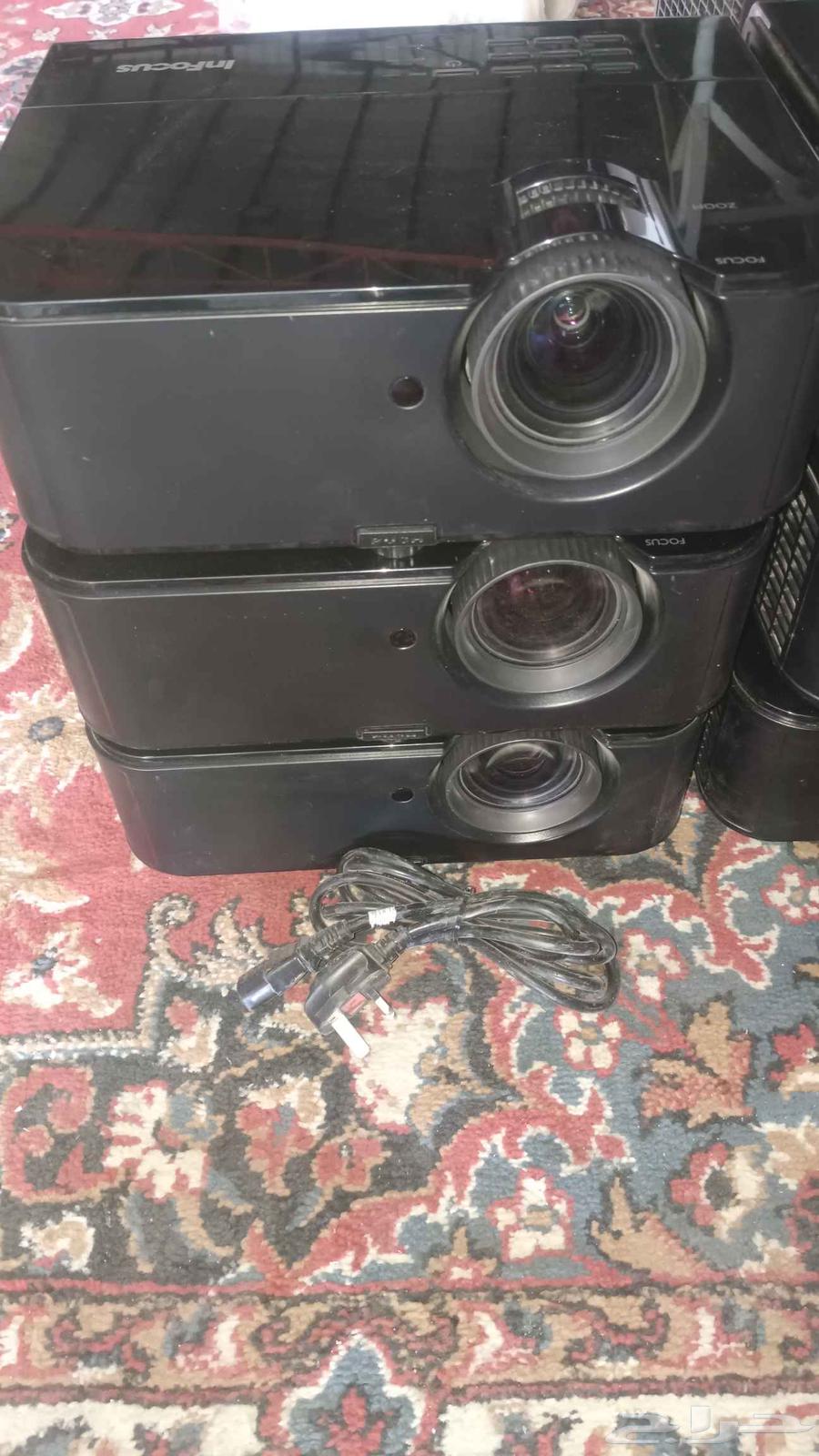 Projector in good condition with electric screen63388060728194111