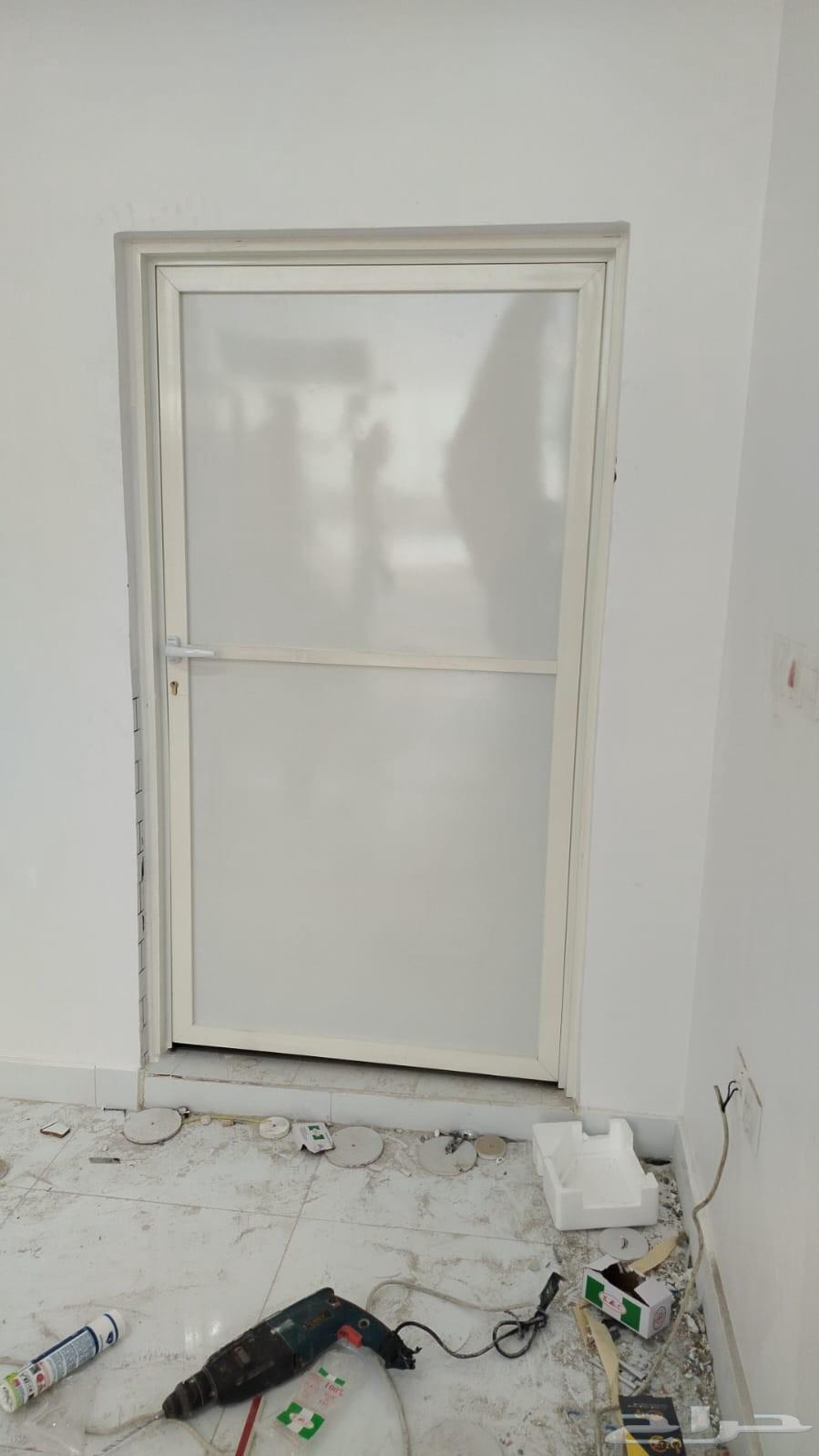 Aluminum door and window technician, replacing seals, replacing glass, replacing locks63381404805762112