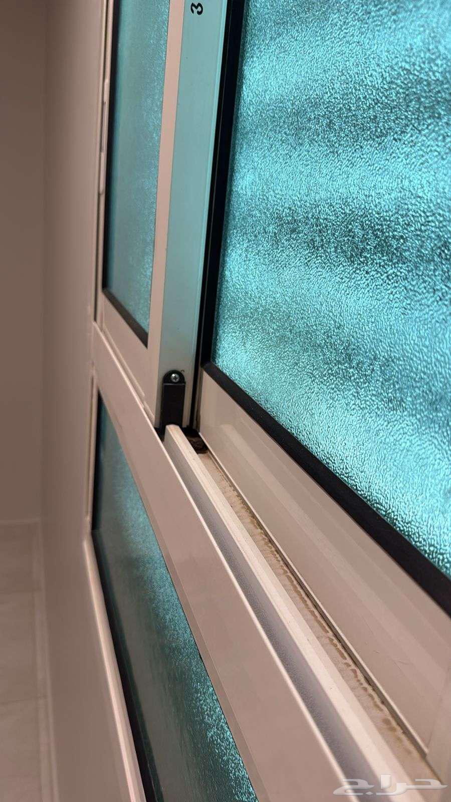 Aluminum door and window technician, replacing seals, replacing glass, replacing locks63381404805762111
