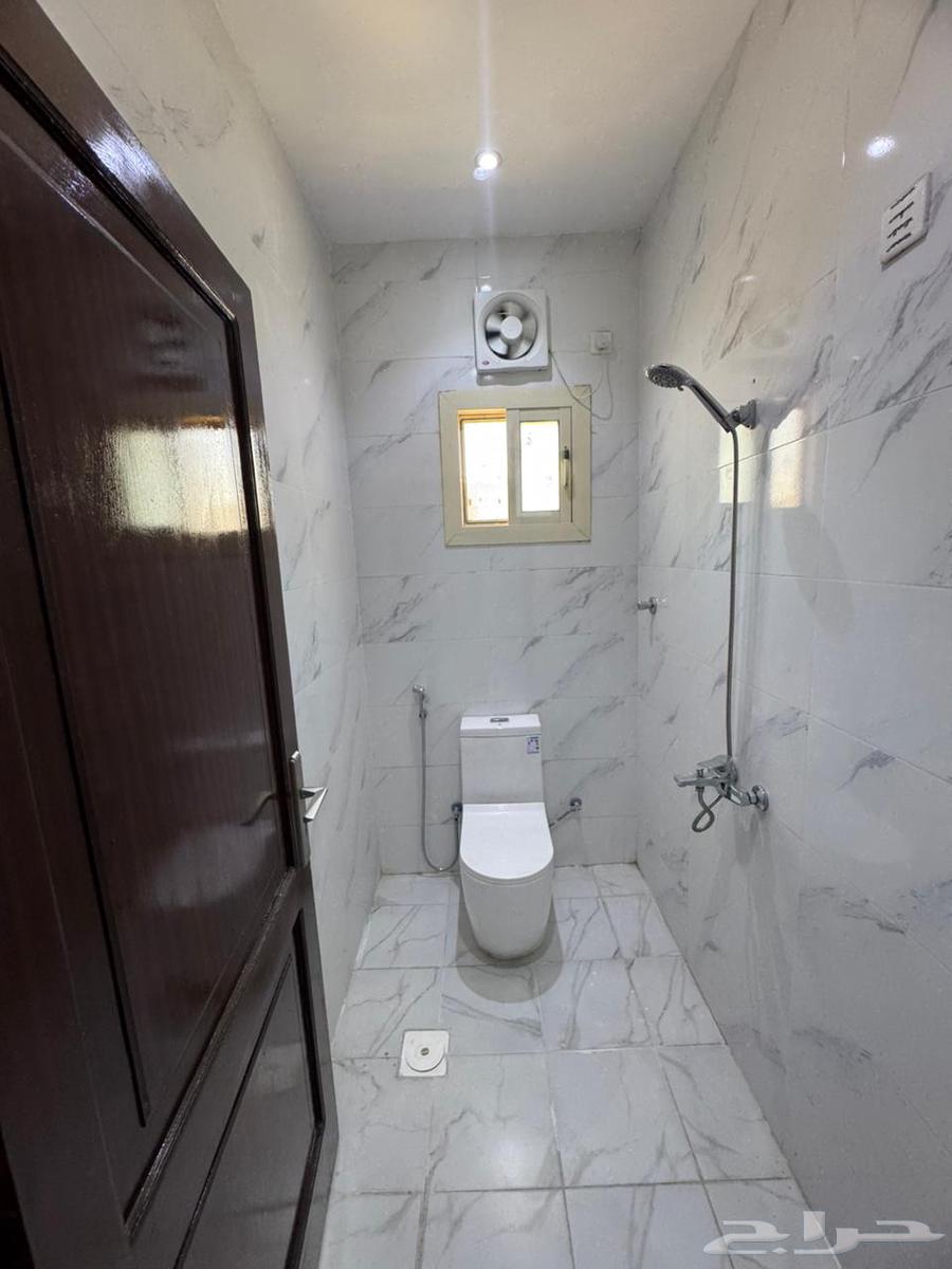 شقه 5 غرف جديده للايجار بحي الريان63381117865731111