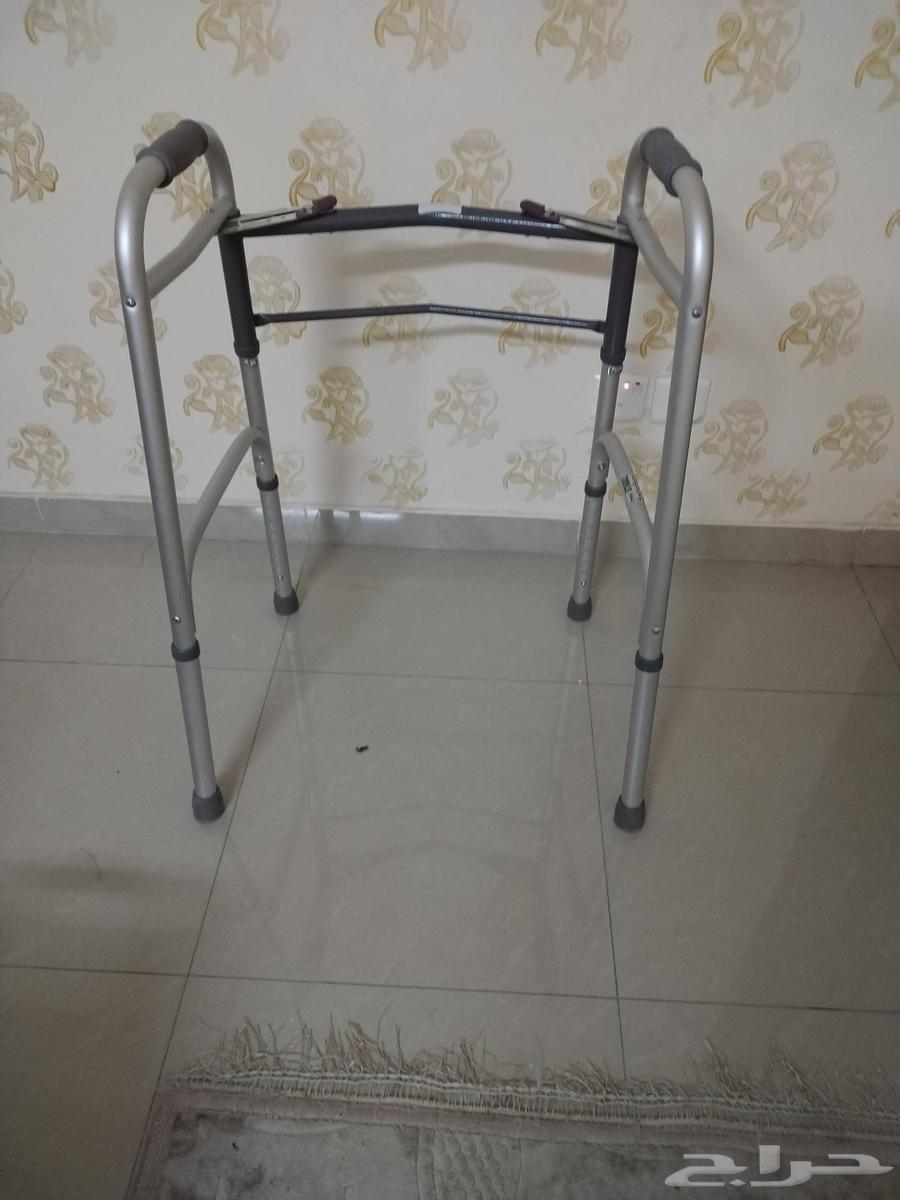 مشاية طبية أربع عجلات بحالة ممتازة   استخدام خفيف633818086657311118