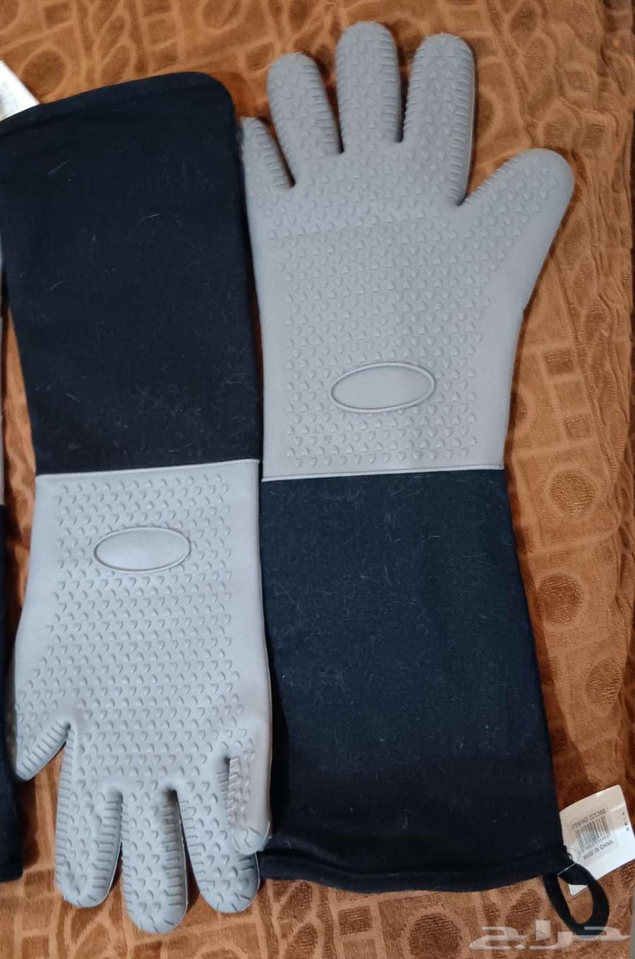 Gloves that help hold pets63618486451457112