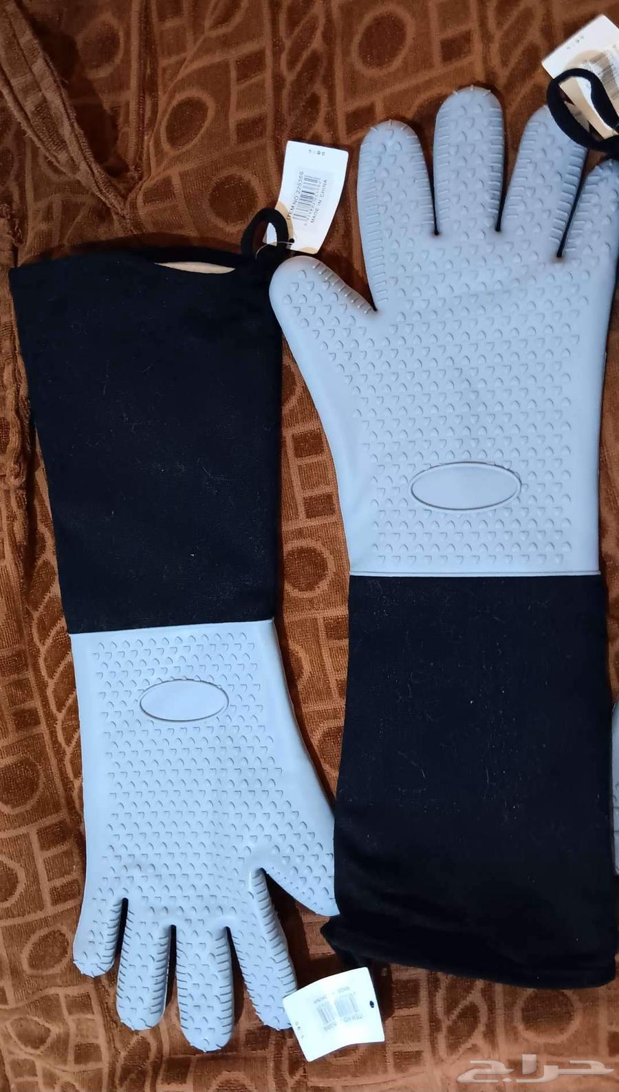 Gloves that help hold pets63618486451457111