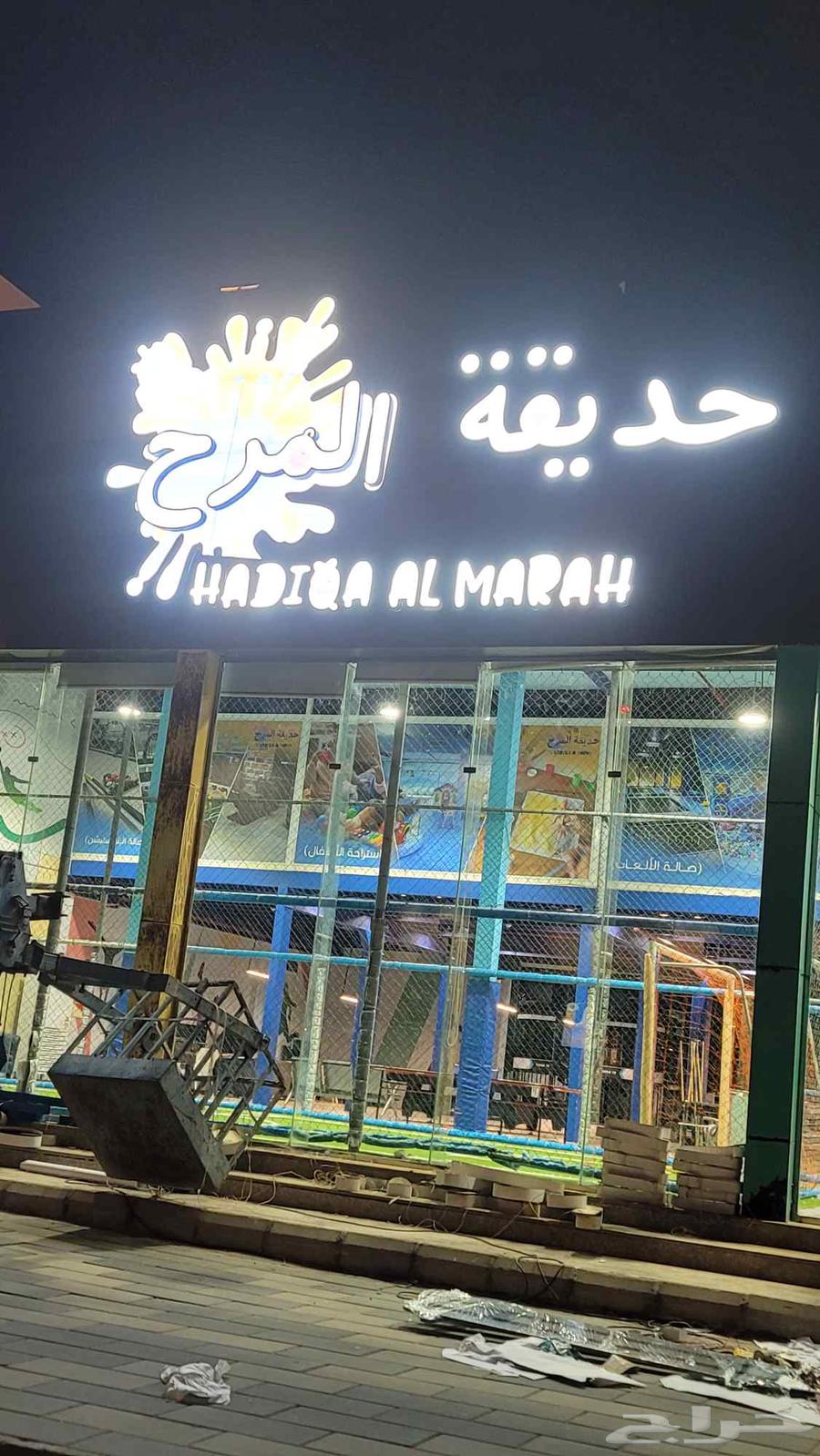 Installation of commercial illuminated prominent letters63381405165186113