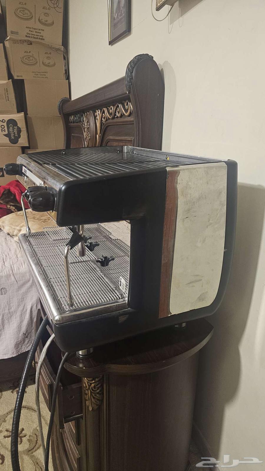 A clean, almost new kitchen machine with a minor defect64015760825346112