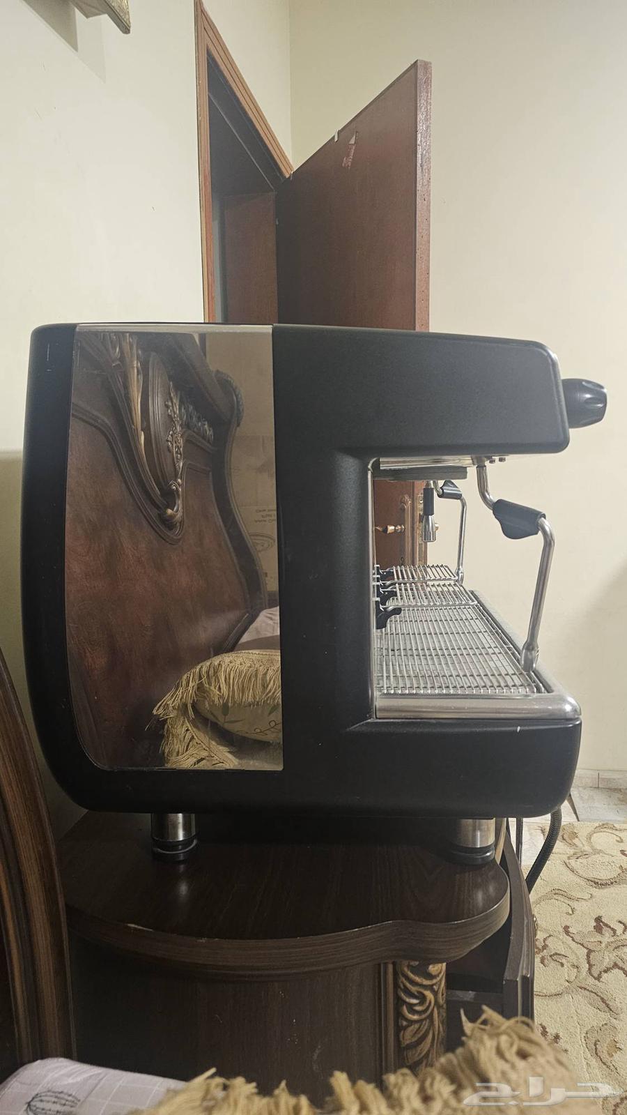 A clean, almost new kitchen machine with a minor defect64015760825346113