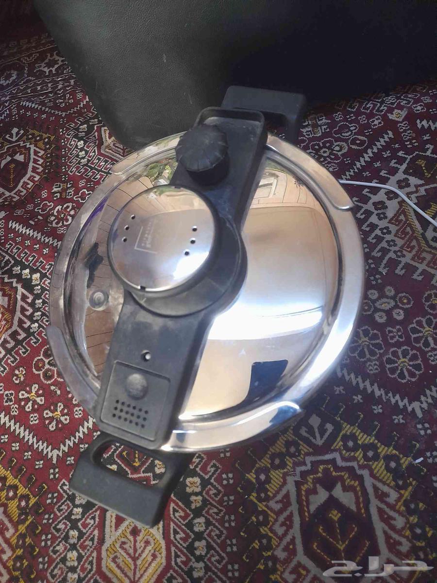 Tefal electric kettle for sale, French original, plus 2 French pots, used for a week64015503523331111