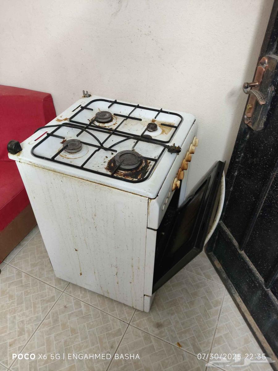Working gas stove with four burners and oven, oven door has broken hinge64073761331586111