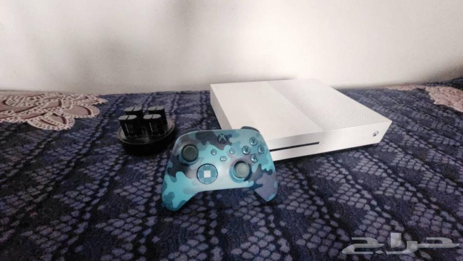 Xbox One S with controller and batteries64065896893059114