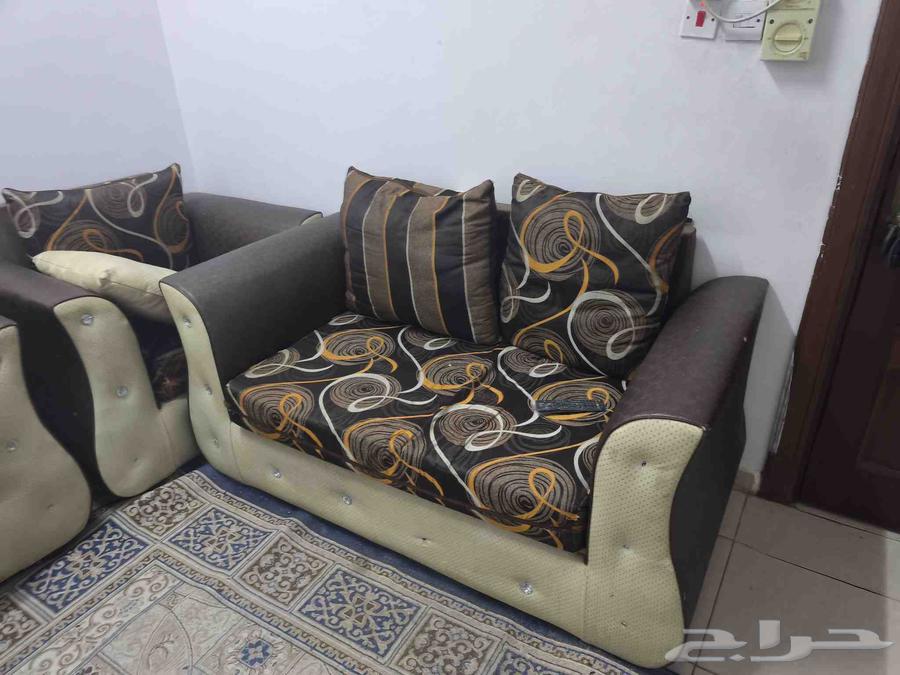 صالون مكون من كنبة 3 كنبة 2 و2 كرسى حالة جيدة مع غسالة اطباق64431767806979110