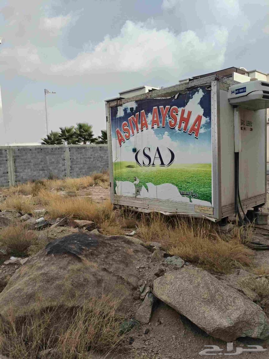 Refrigerator installed on unit demix64354548927873112