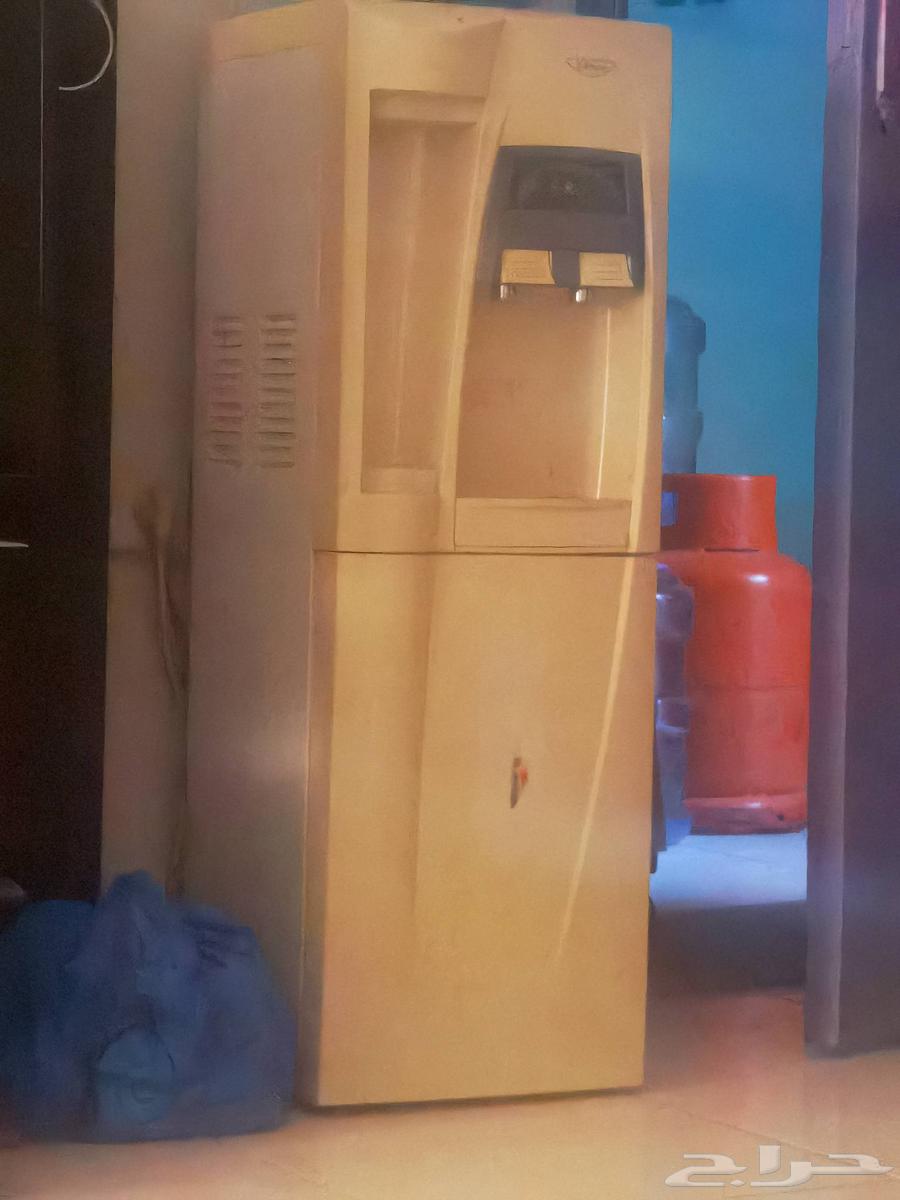 Refrigerator with bottom freezer for sale at a low price, has a slight dent on top64141535365250110