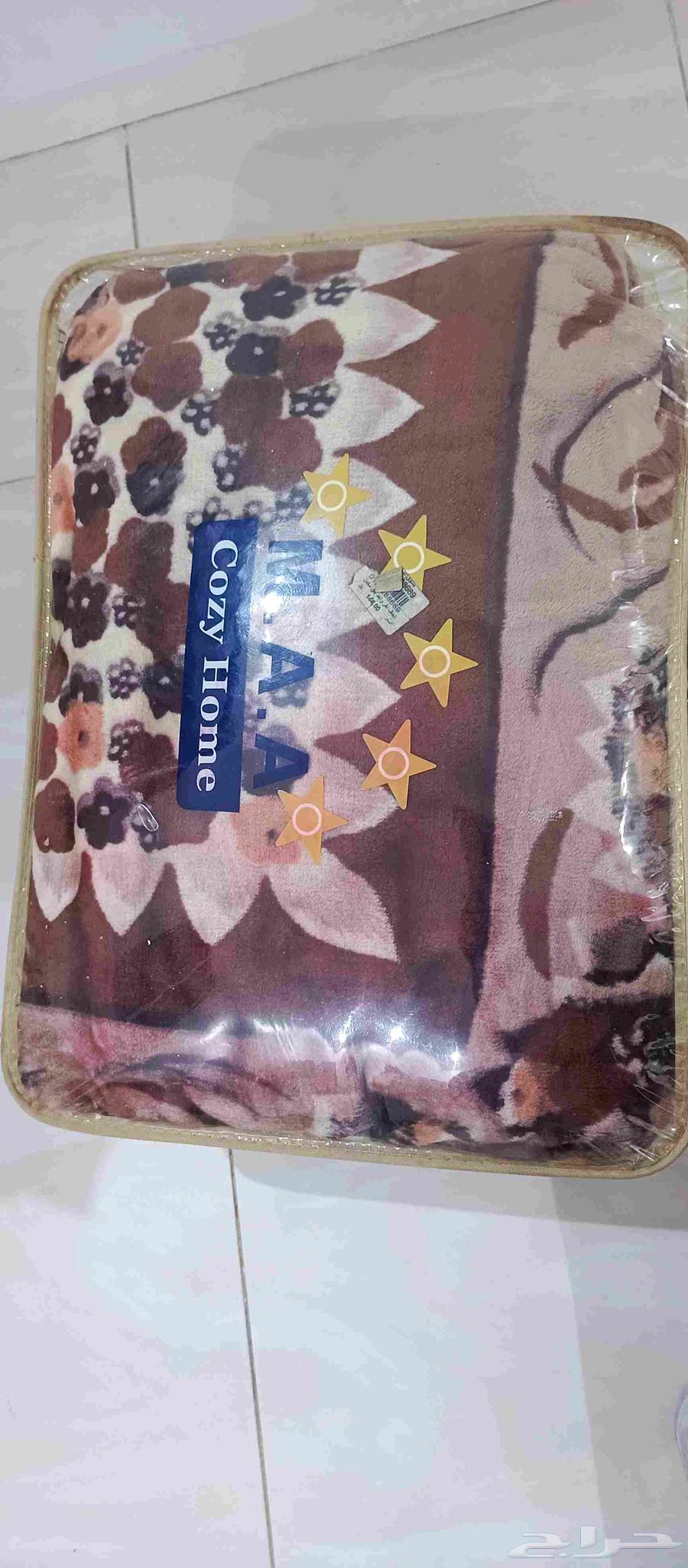 Two single blankets used only once and a toaster with six other pieces64141920605059112