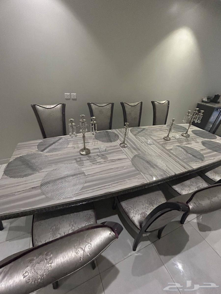 طاوله فيها 10 كراسي64203493063170114