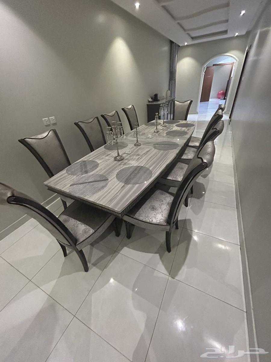 طاوله فيها 10 كراسي64203493063170113