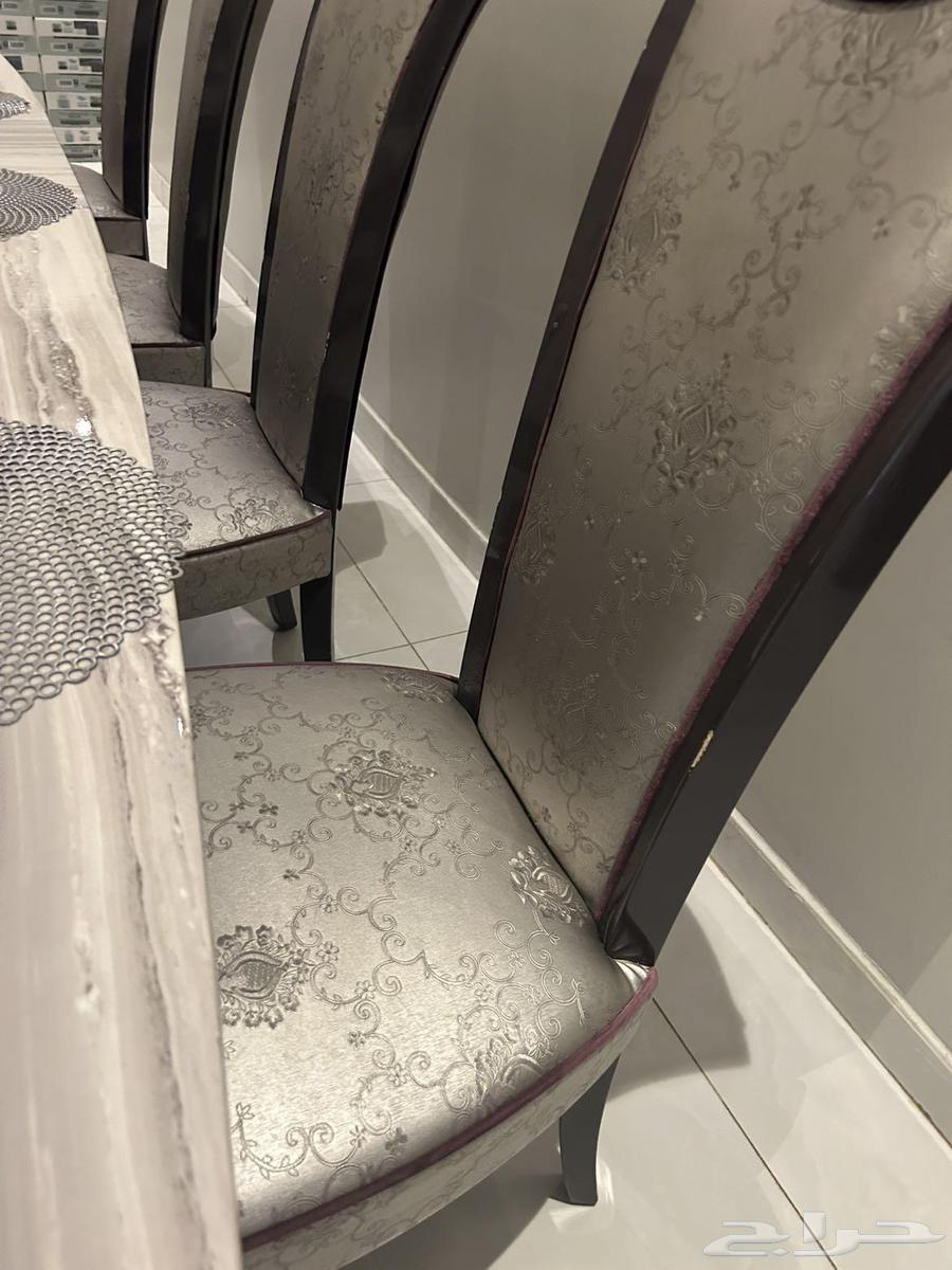 طاوله فيها 10 كراسي64203493063170111