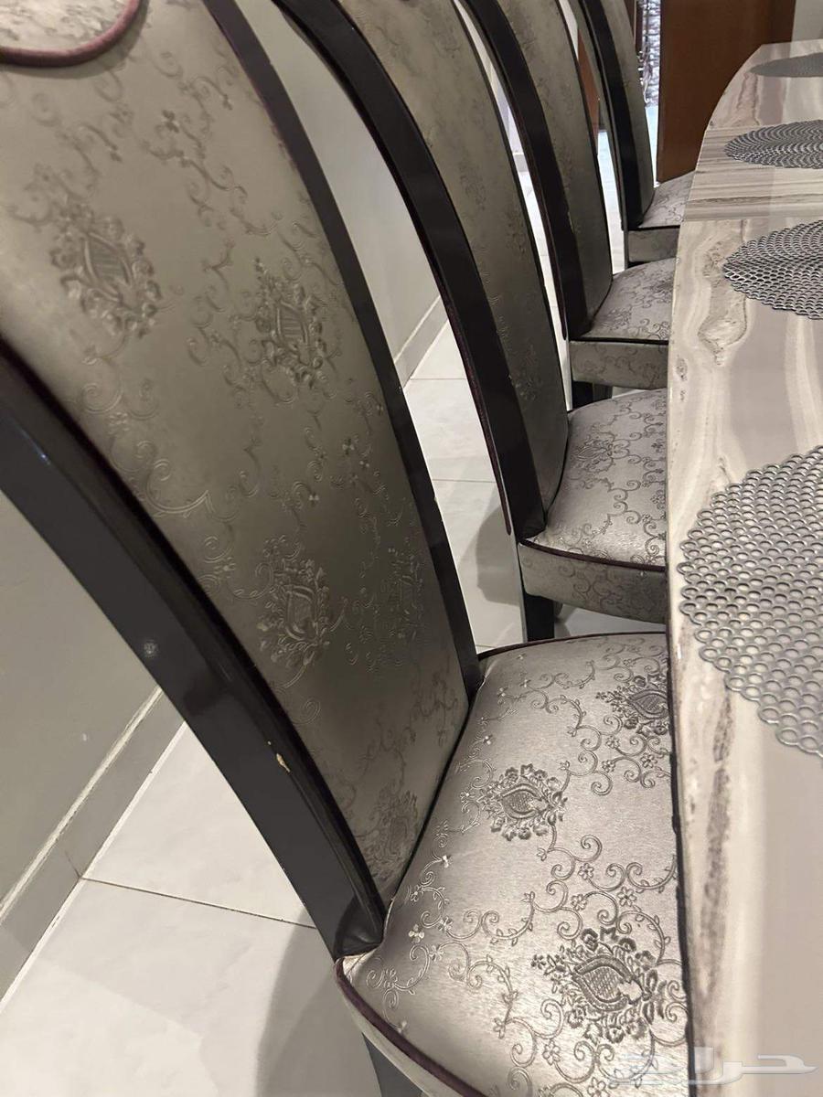 طاوله فيها 10 كراسي64203493063170112