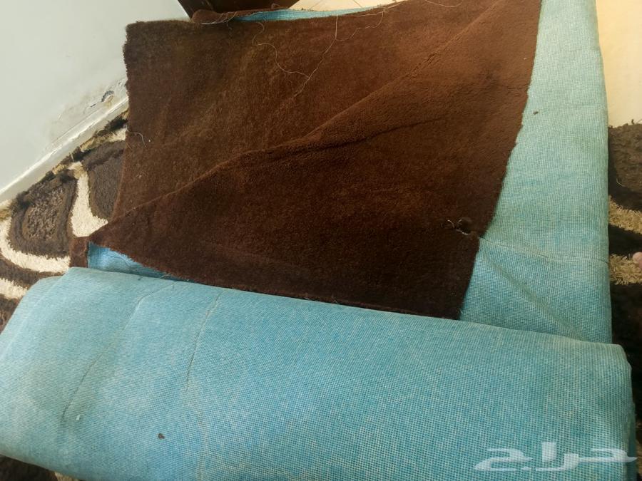 Clean 5x4 carpet for urgent sale with cushions and pillows, price 150 SAR64230998579969110