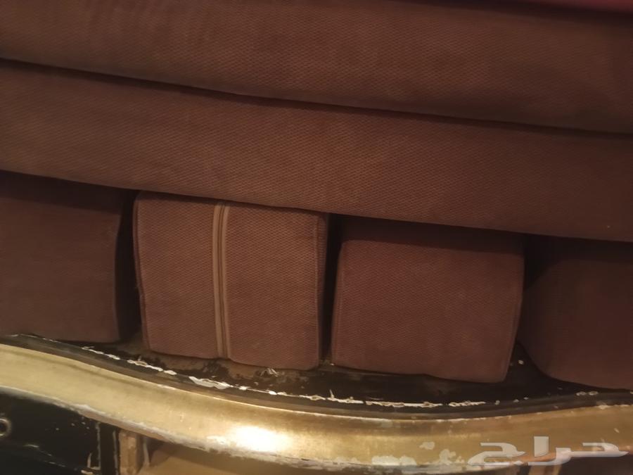 Clean 5x4 carpet for urgent sale with cushions and pillows, price 150 SAR64230998579969112