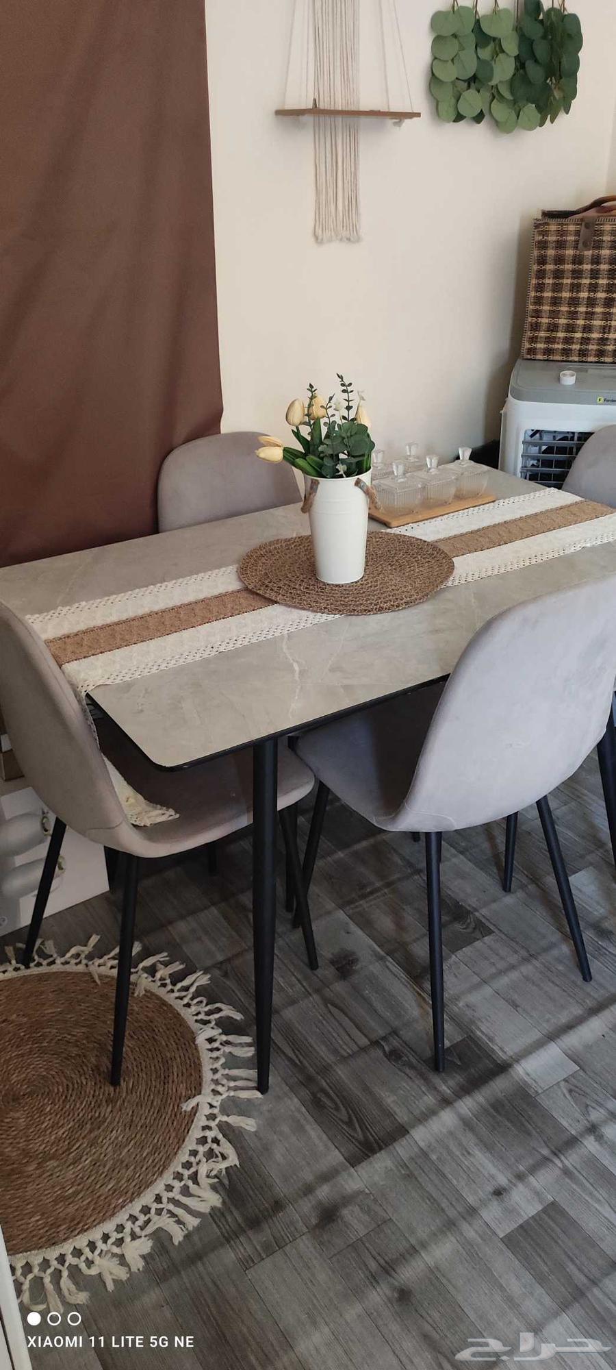 Very clean dining table, used for one month64219828833923111