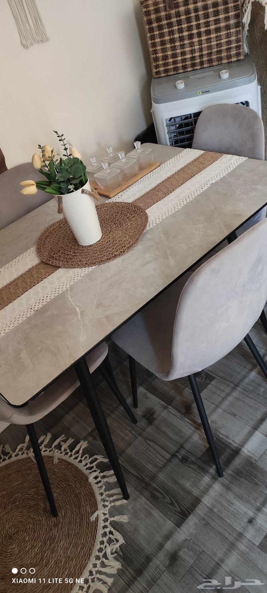 Very clean dining table, used for one month64219828833923112