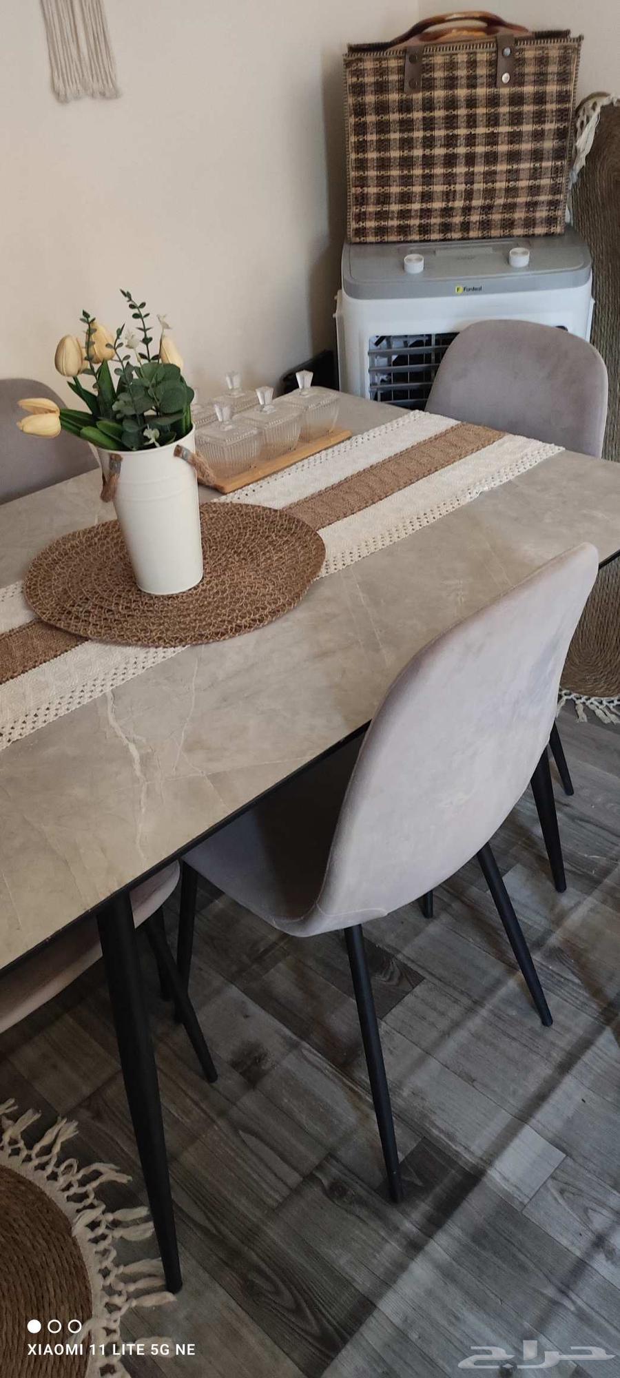 Very clean dining table, used for one month64219828833923113