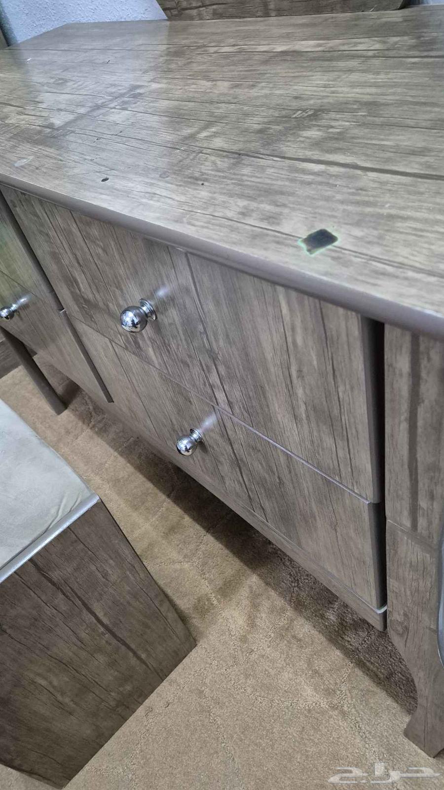 تسريحه خشب مع كرسي64222968510082112