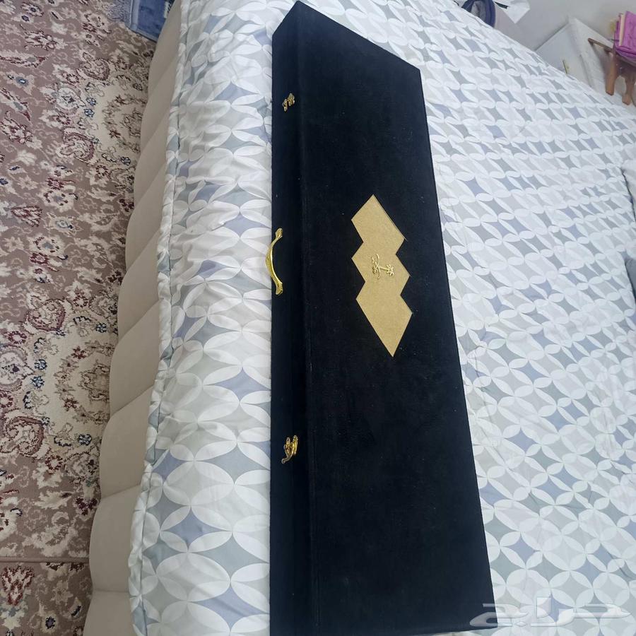 Bisht, side weapon, sword, perfume, and oud64208478663042110