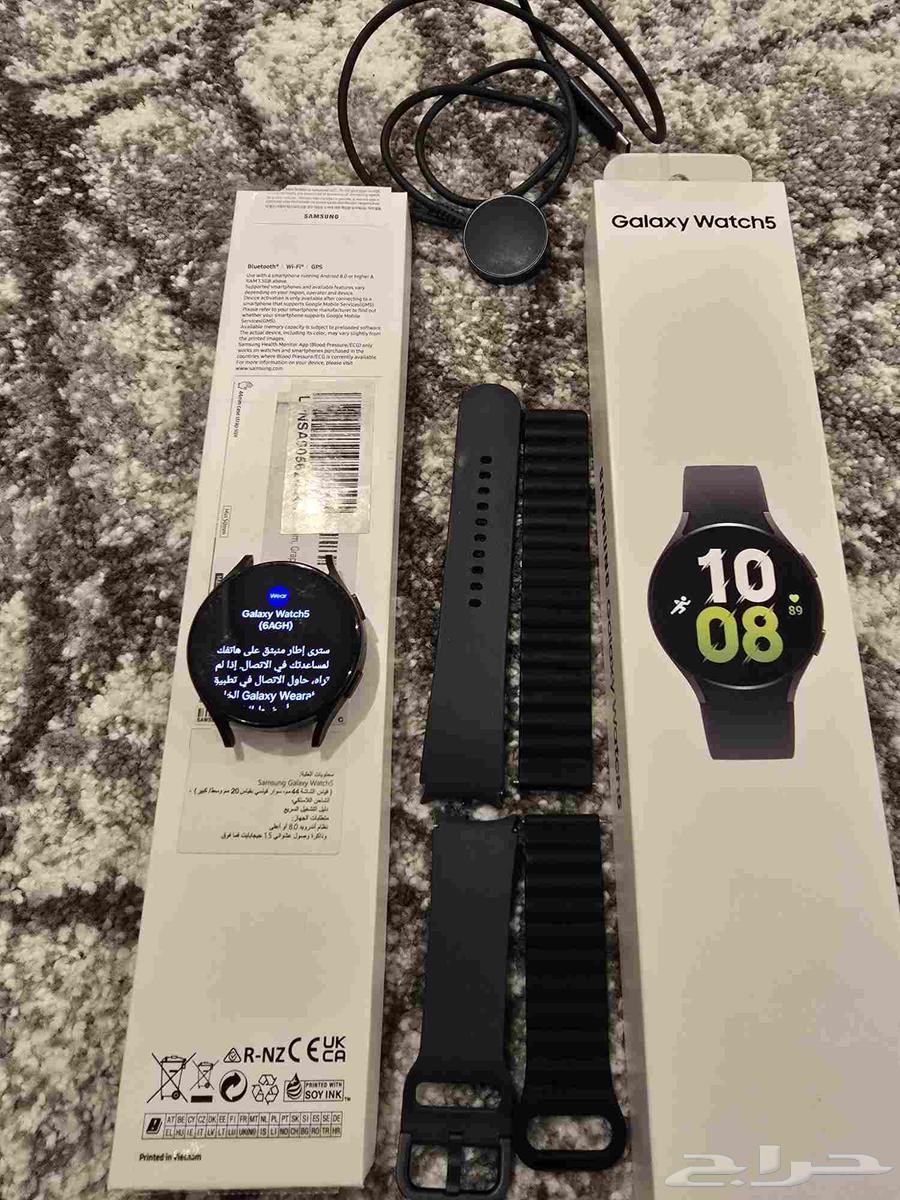Samsung Watch 5, very clean, lightly used, comes with charger and box64229295382018112