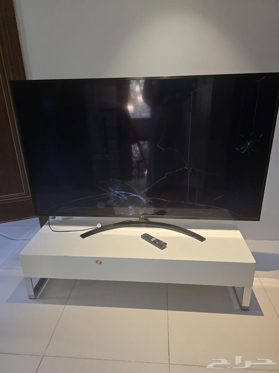 تلفزيون 60 بوصه مشروخه الشاشه فقط وهو لم يستخدم64219029229315110